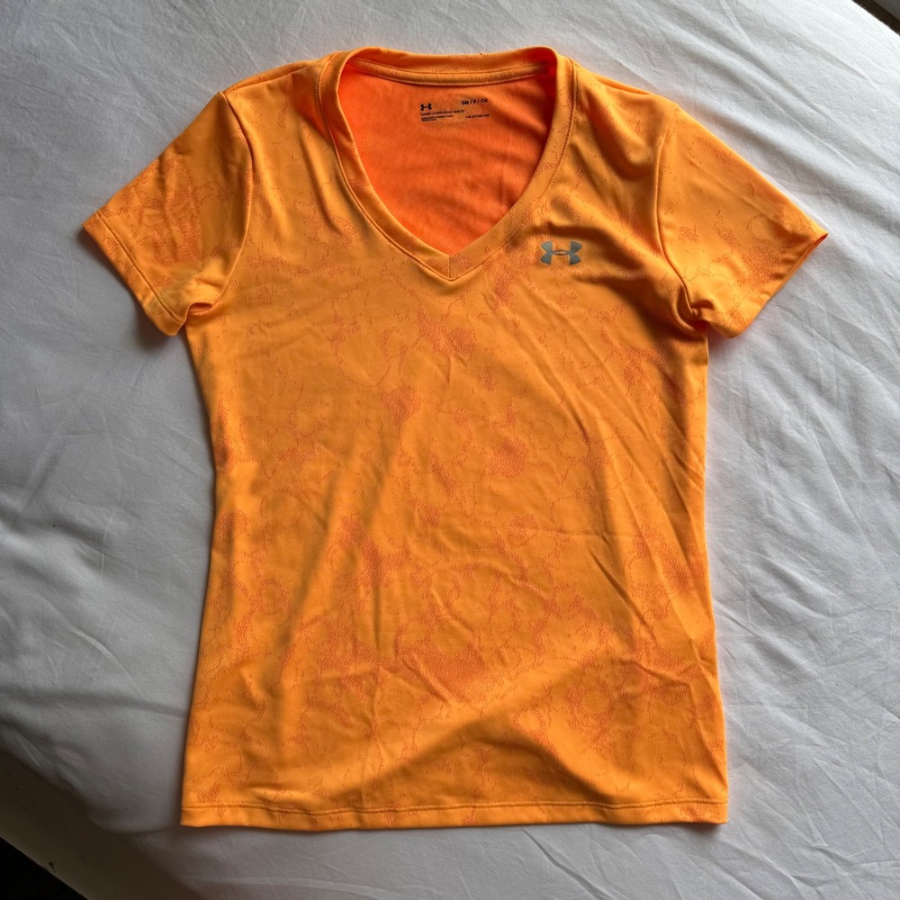 Under Armour HeatGear Womens Small Orange V-Neck Workout T-Shirt Texture